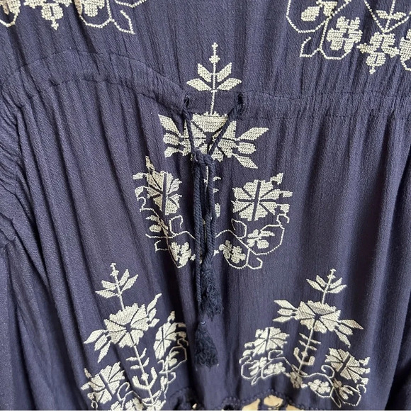 Fig & Vine Navy Ivory Embroidered Pullover Tunic Top Women’s S/M Tassel Flowy - Picture 4 of 14